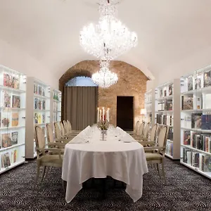 Hotel Le Place D'armes - Relais & Chateaux *****
